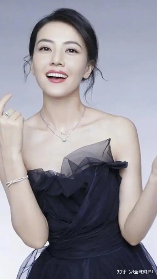 高圆圆不愧是气质女神把绿裙穿出高级感举手投足都是美
