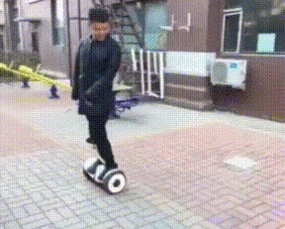 搞笑gif图大哥一边吃一边玩游戏好会享受生活
