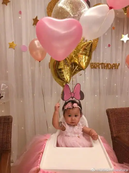 组图福原爱为女儿庆三岁生日萌娃吃巧克力蛋糕难掩开心
