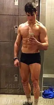 全球最帅数学老师走红身材健美半裸秀6块腹肌
