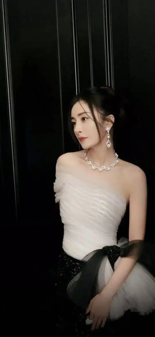 美女明星性感写真图集,时尚靓丽,气质非凡
