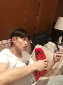 张一山深夜收工晒自拍照红袜子贴脸画风清奇
