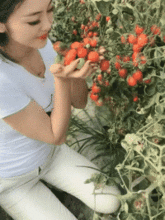 搞笑gif趣图姑娘,你不是还有一只鞋吗,也扔出去吧
