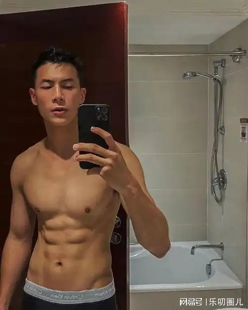超正的单眼皮男模,五官精致肌肉紧实,八块腹肌和人鱼线贼带感
