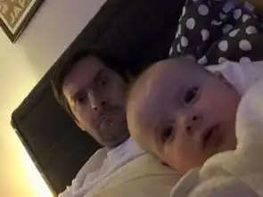 逗逼老爸在家恶搞baby照片妈妈当场抓狂
