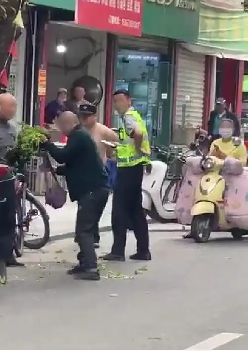 湖北孝感一男子脱下制服当街踹倒老人,城管大队在核查,以通报为准
