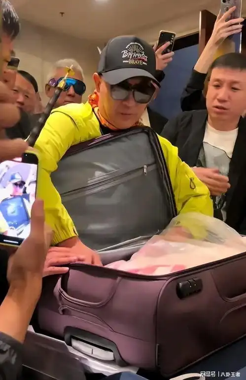 赵本山会不会脸红谢广坤儿子满月宴,众明星调侃唐鉴军老牛吃嫩草
