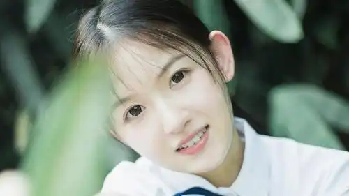 搞笑gif趣图美女,这才是真正的热狗,是不是很好吃呢
