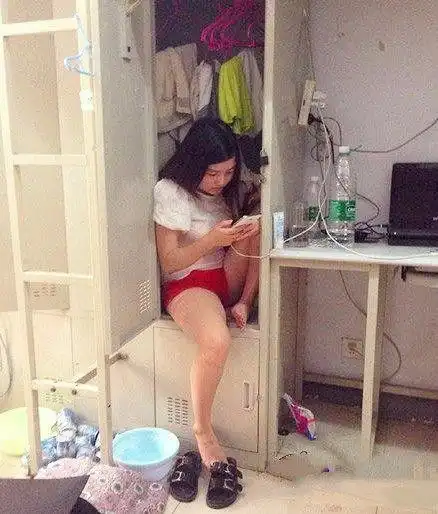 搞笑图片幽默段子笑话美女,躲到柜子里玩手机,瘾真大啊
