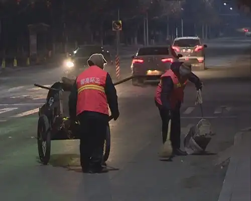 环卫工人节日里的坚守
