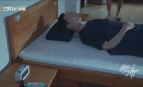 医生提醒这样睡觉,相当于脖子上吊了16瓶矿泉水,不要学
