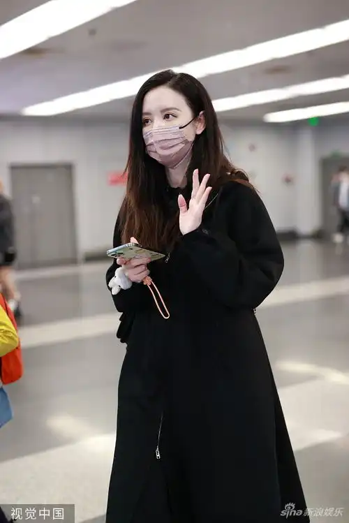 组图张萌戴粉口罩难掩白皙肌肤大衣罩体酷感十足带范儿
