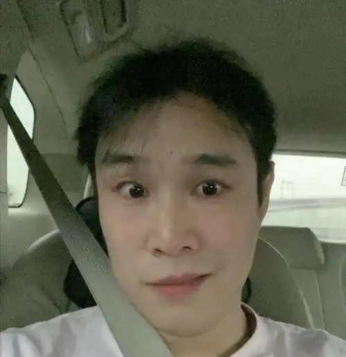 小沈阳发文庆祝女儿生日,配图让人意外,老戏骨李立群都不答应了

