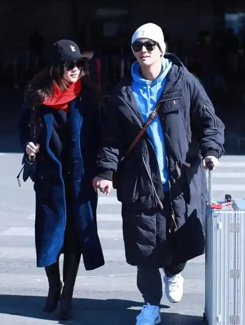 杜江霍思燕夫妇现身机场,霍思燕脸上发福身材臃肿,似乎长胖了
