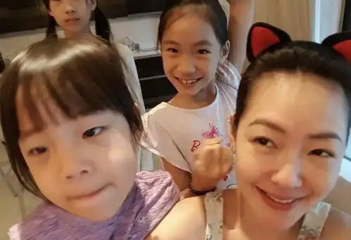 小s女儿穷养,大s女儿富养,如今2人的孩子差距一目了然
