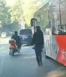 货车未拉手刹溜车造成车主死亡,家属也维权碰瓷式维权令人不齿
