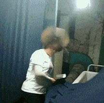 趣图护士给手机充电时,职业病犯了
