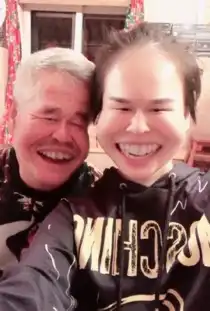 赵本山女儿晒父女搞怪合影坑爹
