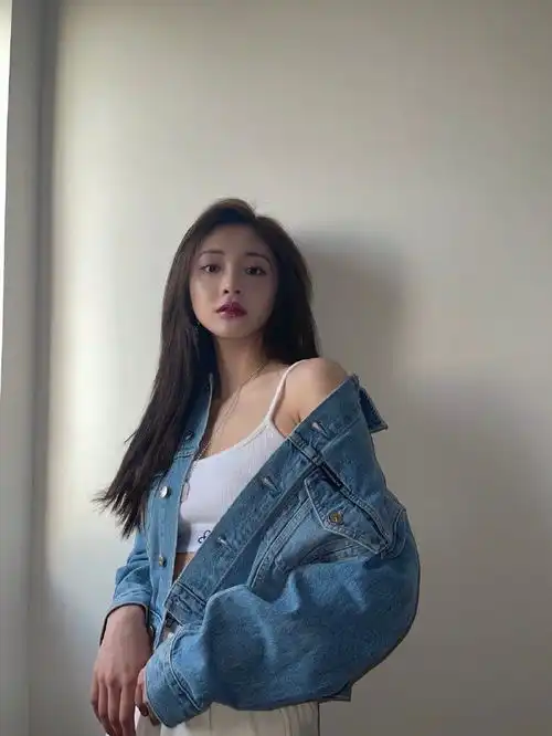 组图周洁琼情人节晒最新美照大秀身材腹肌抢镜
