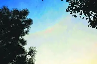 汉阳晴天现彩虹远处云系所致与雾霾天气无关
