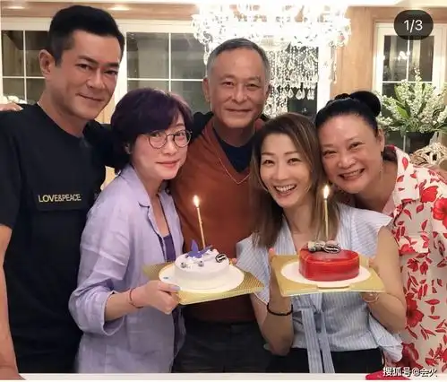郑秀文晒与古天乐合影,杜琪峰亲自设宴招待,头顶头发少了一大片
