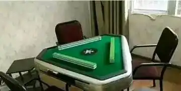 搞笑段子趣味图片我还是头一次看见三人的麻将桌,厉害啊
