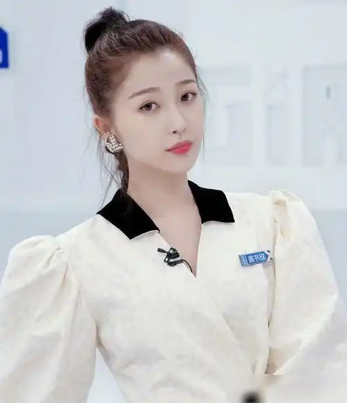 虞书欣也从小配角做起,与女演员激情亲吻,吊威亚拒绝替身超敬业
