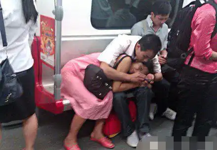 搞笑图片地铁搞笑坐姿
