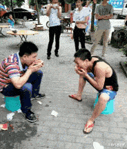 妹子拍照太大意了,车玻璃的亮点被看得一清二楚,实在令人尴尬
