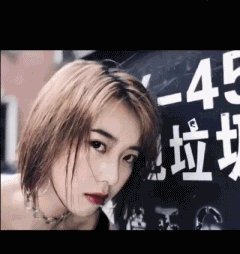 搞笑趣图gif妹子,你真的有这么热吗电风扇都用上了

