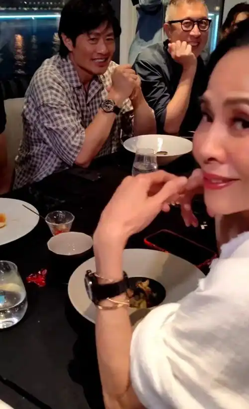 周润发68岁生日与发嫂合体露面,身形偏瘦却有腹肌,越老越搞怪
