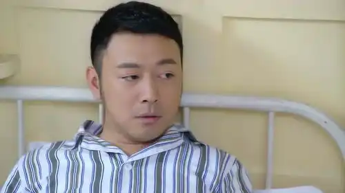 小伙卧病在床还不忘搞怪,美女被逗的笑出眼泪
