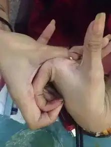 搞笑gif这游戏不能玩我玩了一圈女朋友都不见了
