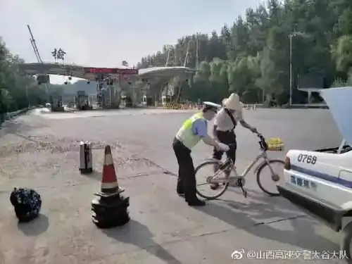 太长高速路上,长治一男子骑自行车回家被交警拦下

