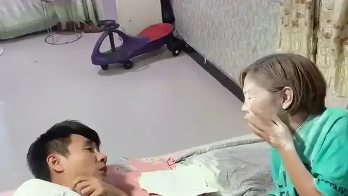 夫妻正在睡觉,没想到公公居然来恶搞小夫妻,太皮了
