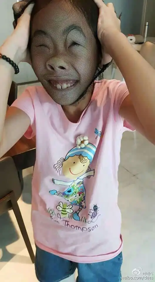 小s微博晒母女四人玩套丝袜游戏照片十分搞笑
