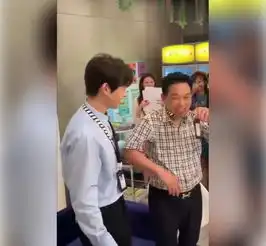 魏大勋带爸爸出席活动,被女粉丝们追着喊公公,他的反应太可爱了
