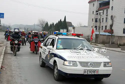 骑行千里只为回家过年记者直击江西摩托大军返乡路
