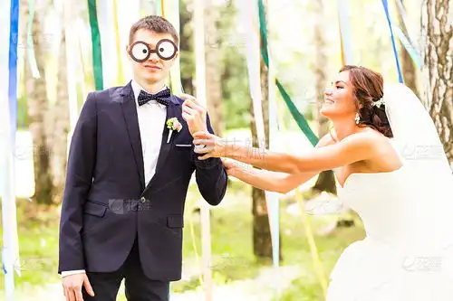 愚人节新婚夫妇玩面具很开心其他图片
