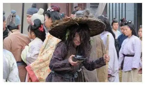 同是演乞丐,安以轩头上粘着蔬菜,星爷头发打结,杨颖来搞笑
