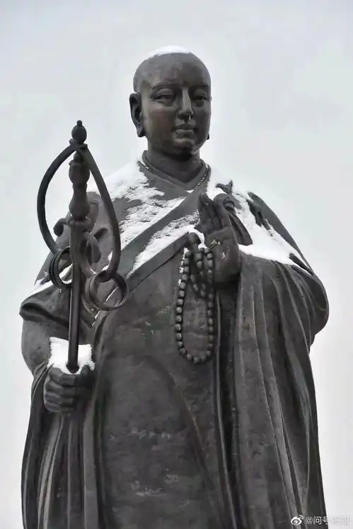 搞笑图片,西安大雁塔前的玄奘像,大师也扛不住冻哈哈哈哈哈哈哈哈哈哈哈哈
