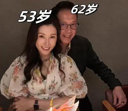 李嘉欣庆54岁生日,和名媛们玩叠罗汉,许晋亨从身后抱住她

