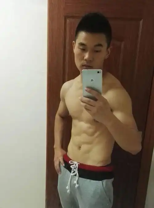 拒绝身体发福,退伍兵哥哥重走健身路身美好,8块腹肌大长腿
