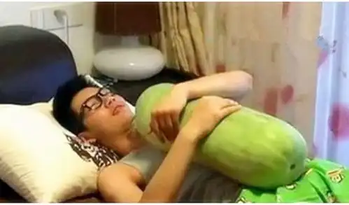 爆笑笑话天热得晚上睡不着,同事教我抱个大冬瓜睡觉可以降温
