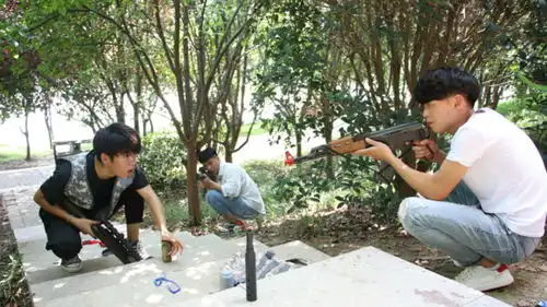 搞笑吃鸡陷阱中的陷阱上小伙钓鱼吃鸡,爆笑上演绝地反杀
