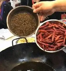 姑娘真是啥也敢穿,身材走形了就不要穿裙子上街了,闺蜜都尴尬了
