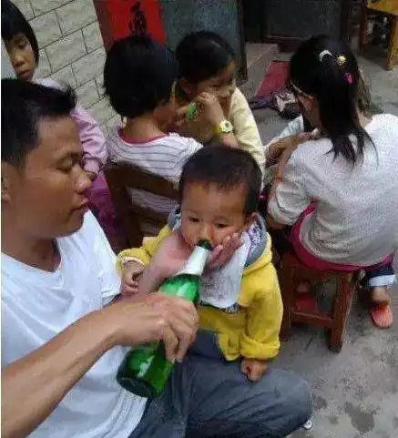 搞笑图片笑话段子你不是三岁小孩,你才一岁半
