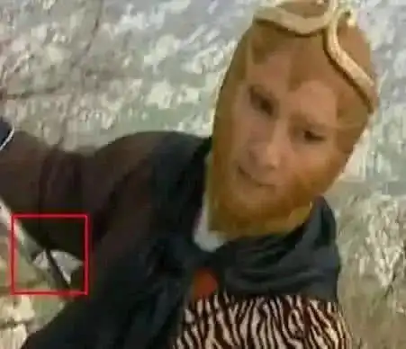 史上最欠揍穿帮镜头张三丰穿耐克鞋忍了,金箍棒居然被打弯了
