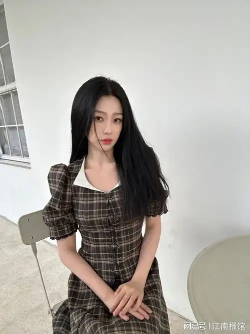 组图虞书欣歪头杀很高中很可爱就是拍摄地点也太简陋了吧

