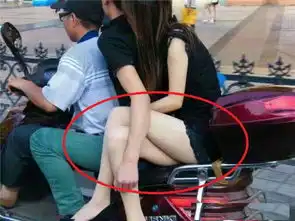 搞笑gif图谁说吃小龙虾时不能玩手机我的闺蜜她做到了
